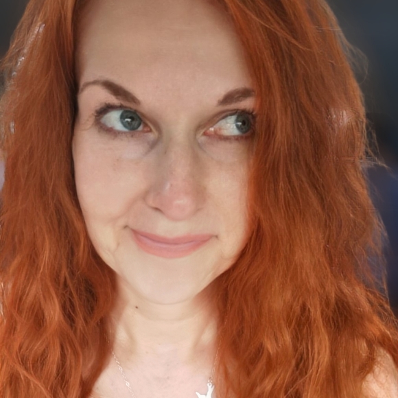 Irish lass π who loves the creativity of thrifting, toad lover, actor. - Picture 2 of 2